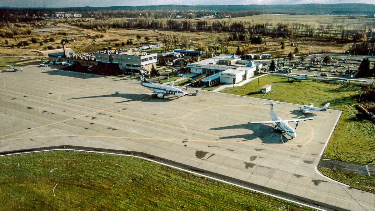 Zdj Cie Ciasny Terminal Niewielki Parking I Tysi Cy Pasa Er W W