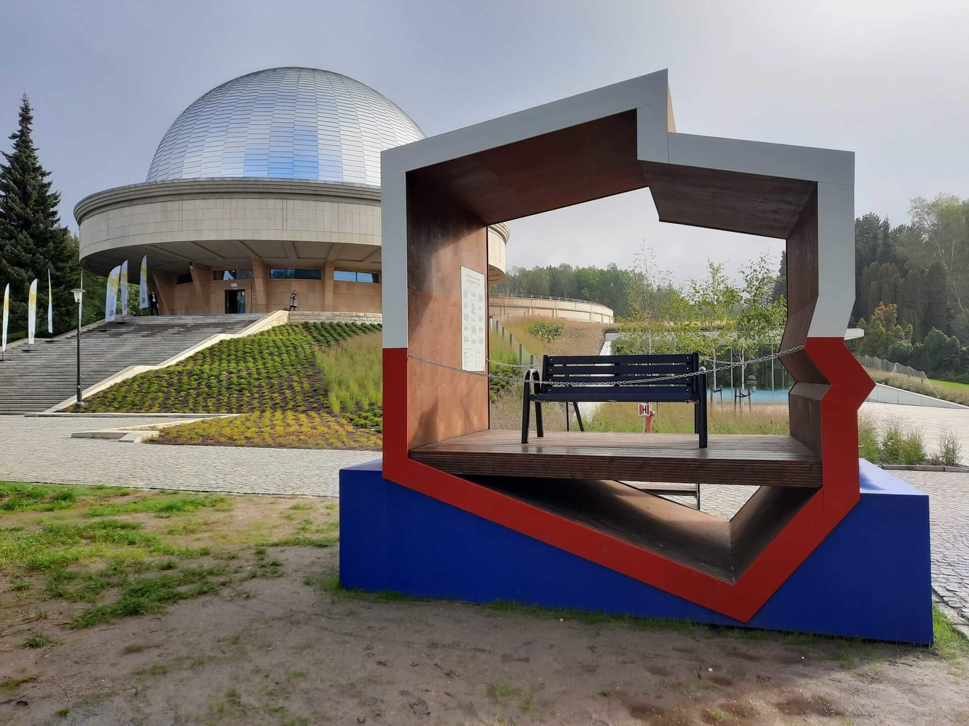 Patriotyczna ławka przed Planetarium Śląskim