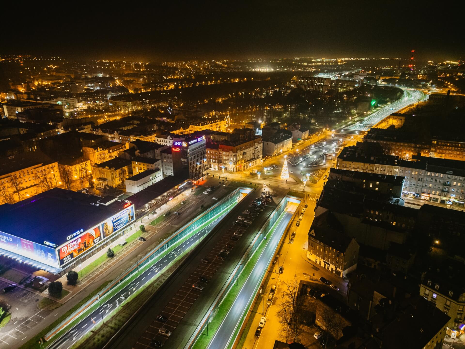 Gliwice nocą Skwer nad DTŚ w miejscu, gdzie był kiedyś Kanał Kłodnicki