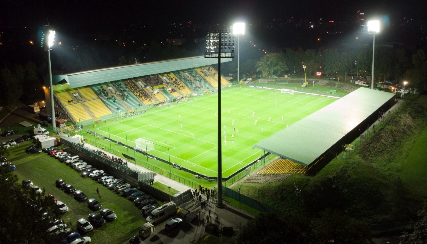 Stadion klubu z sąsiedniego miasta