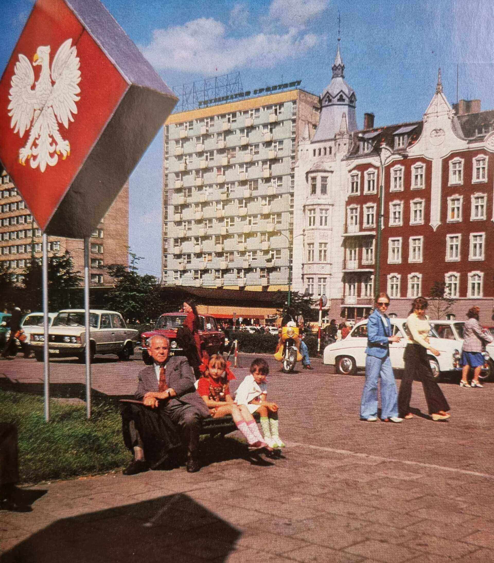 Katowice, ulica Armii Czerwonej (dziś aleja Korfantego) pod koniec lat 70. XX w. W porównaniu z poprzednim zdjęciem, druga strona Piastowskiej zmieniła się radykalnie.