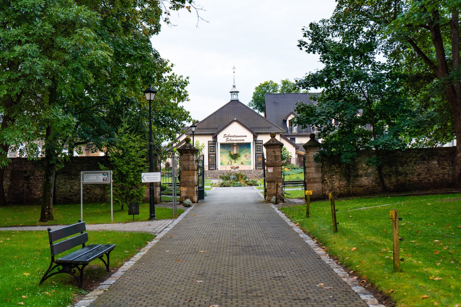 Pałac Larischów i Strachwitzów w Kamieniu Śląskim to dziś sanktuarium świętego jacka 10