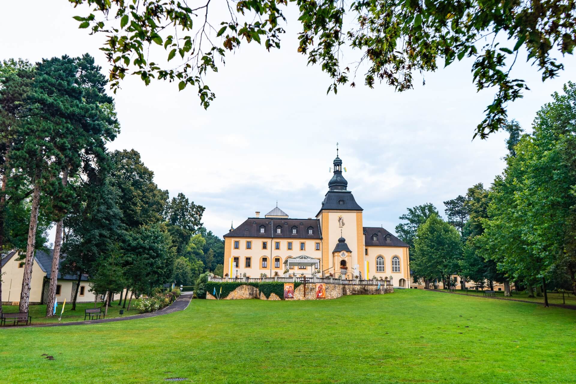 Pałac Larischów i Strachwitzów w Kamieniu Śląskim to dziś sanktuarium świętego jacka 2