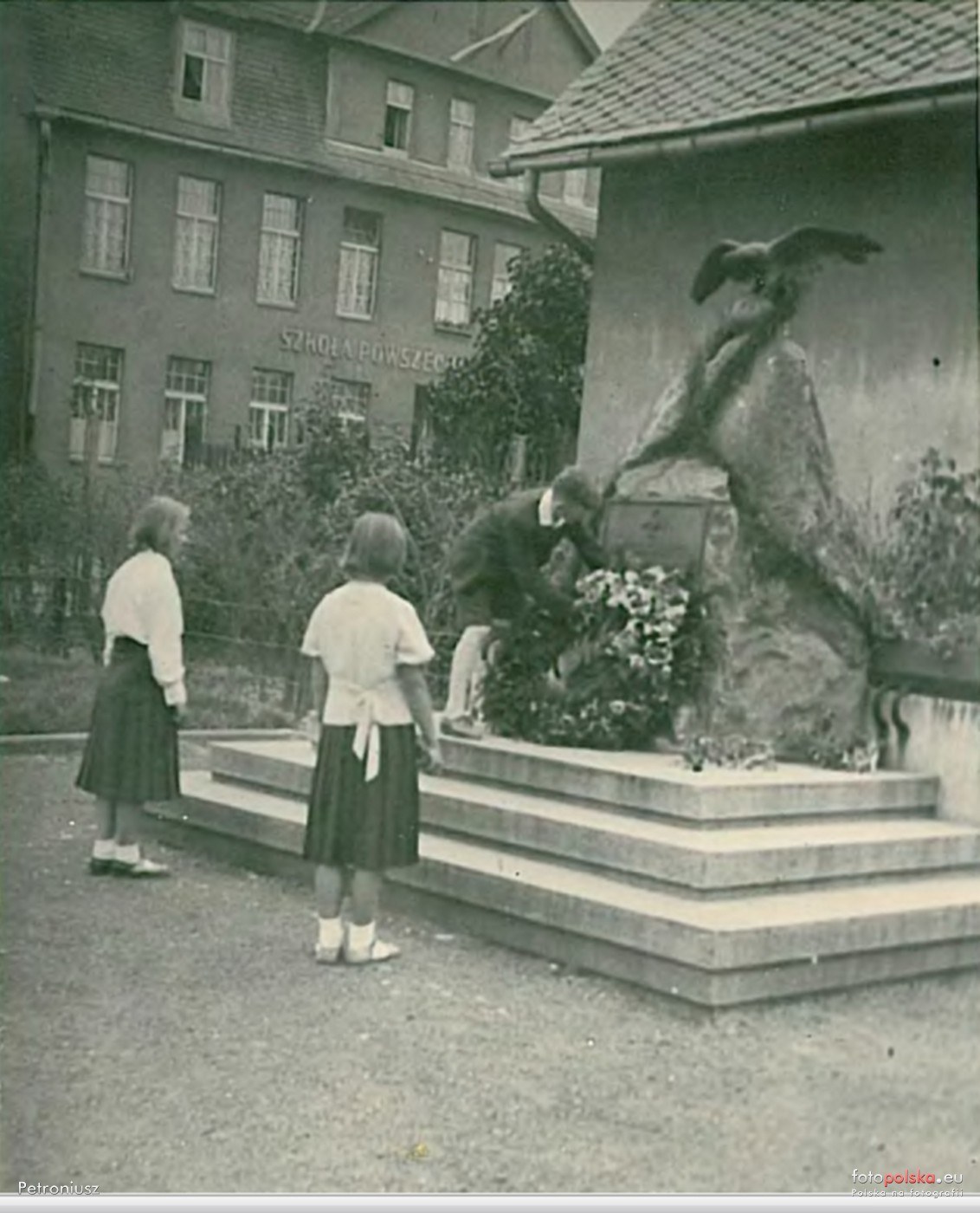 Pomnik Powstańców Śląskich w Katowicach Ligocie z roku 1923. Zniszczony w 1939, został odbudowany w zmodyfikowanej formie w 1962