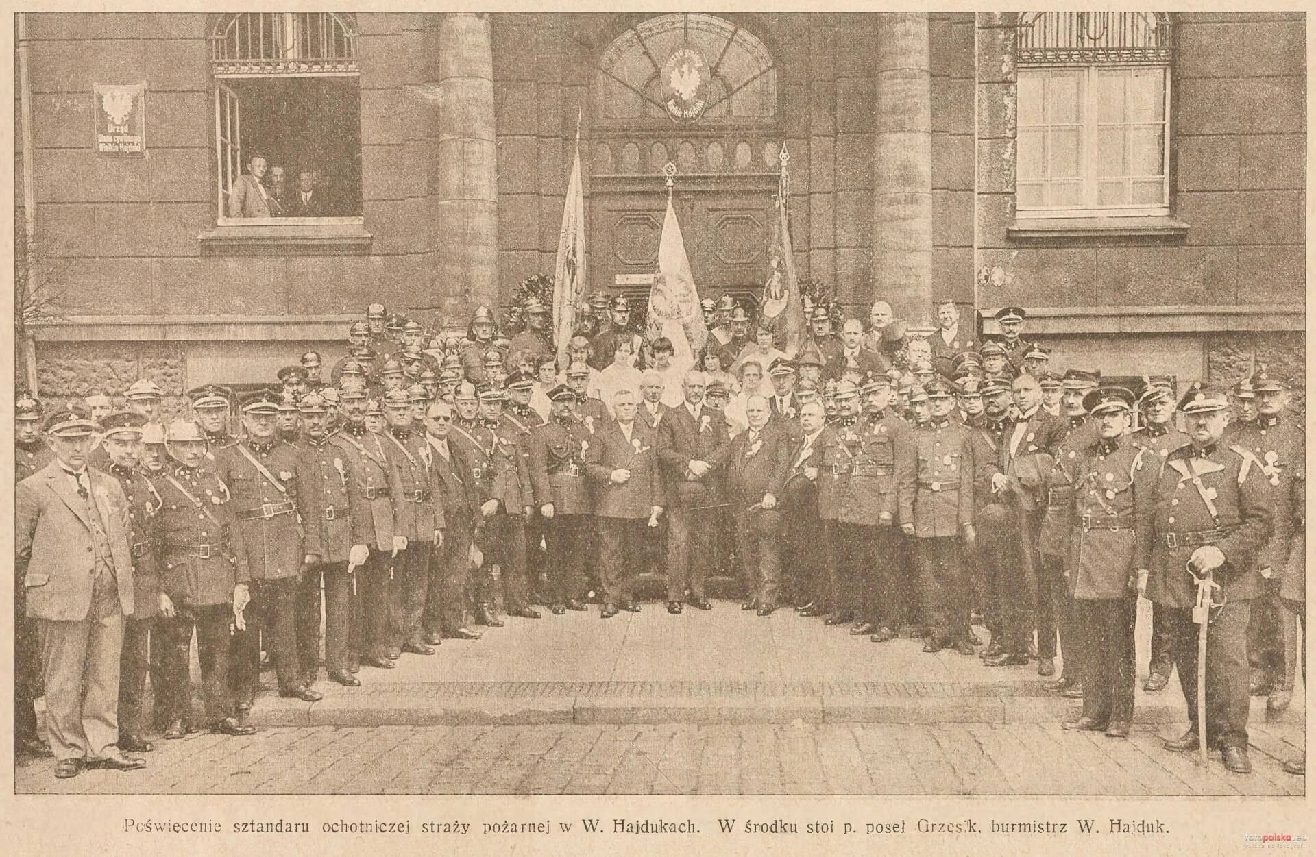 Uroczystości przed ratuszem w Chorzowie Batorym rok 1928