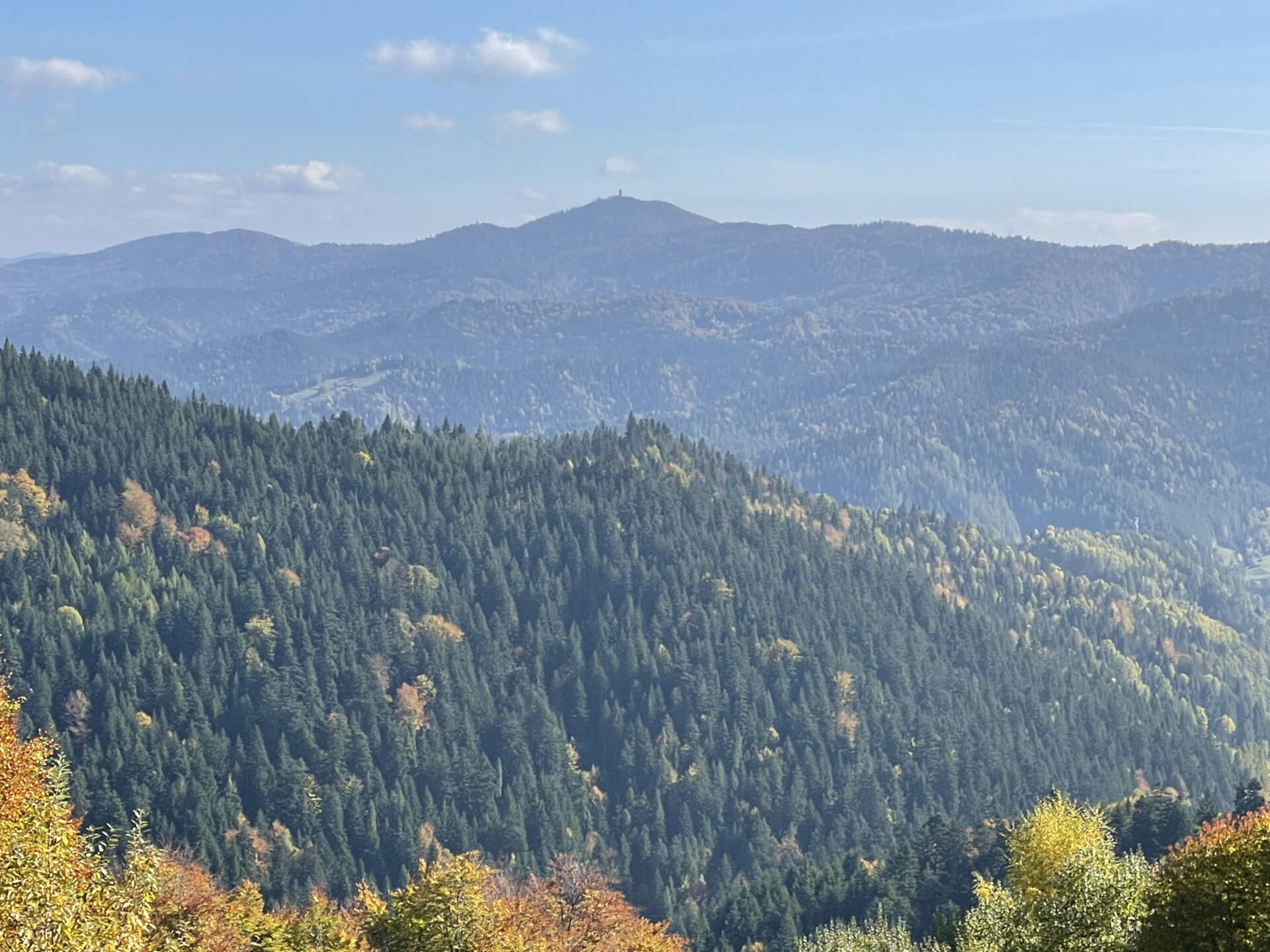 Widok na Lubań w drodze na Magurki