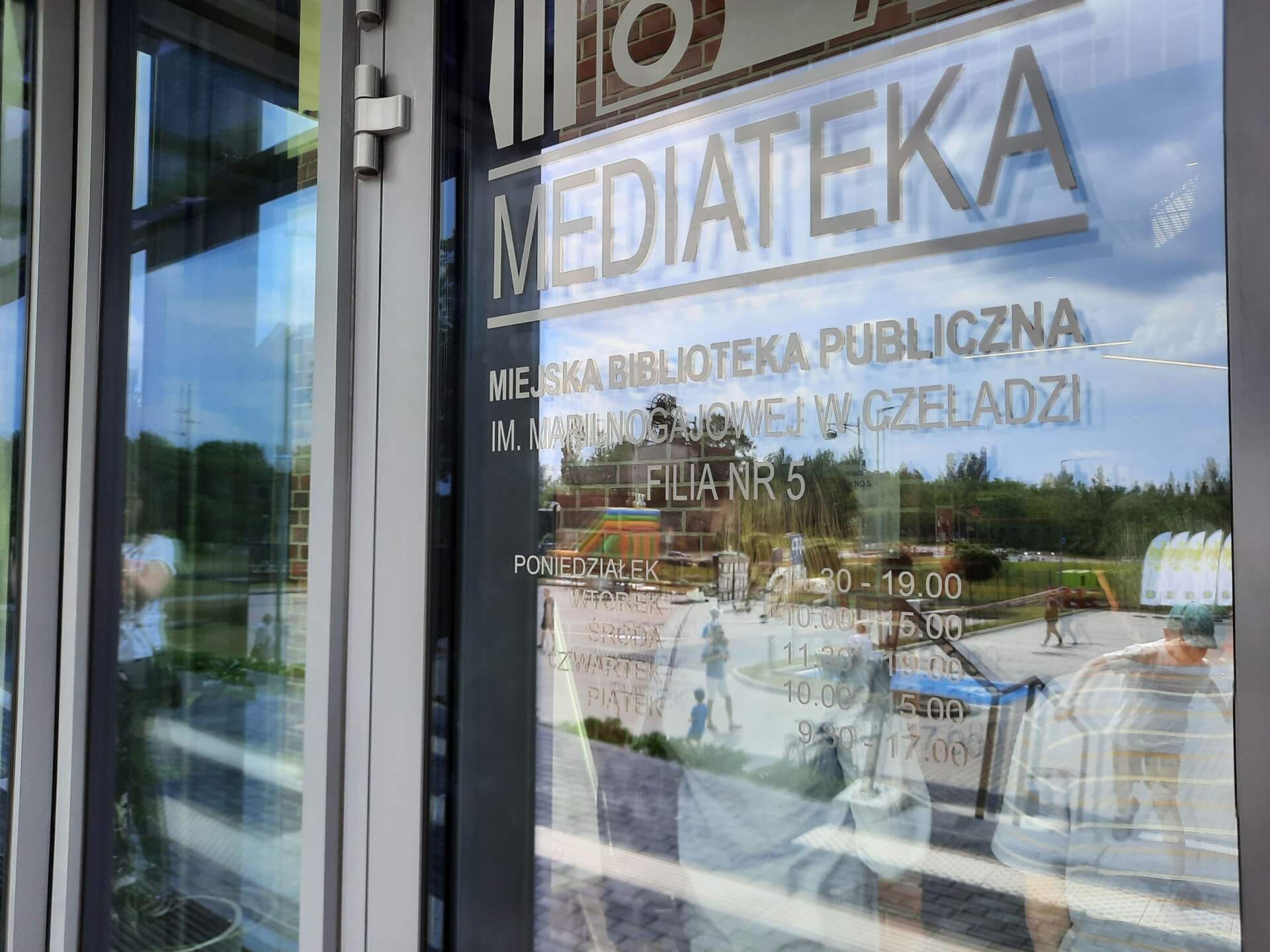 Nowa mediateka czeladz 01