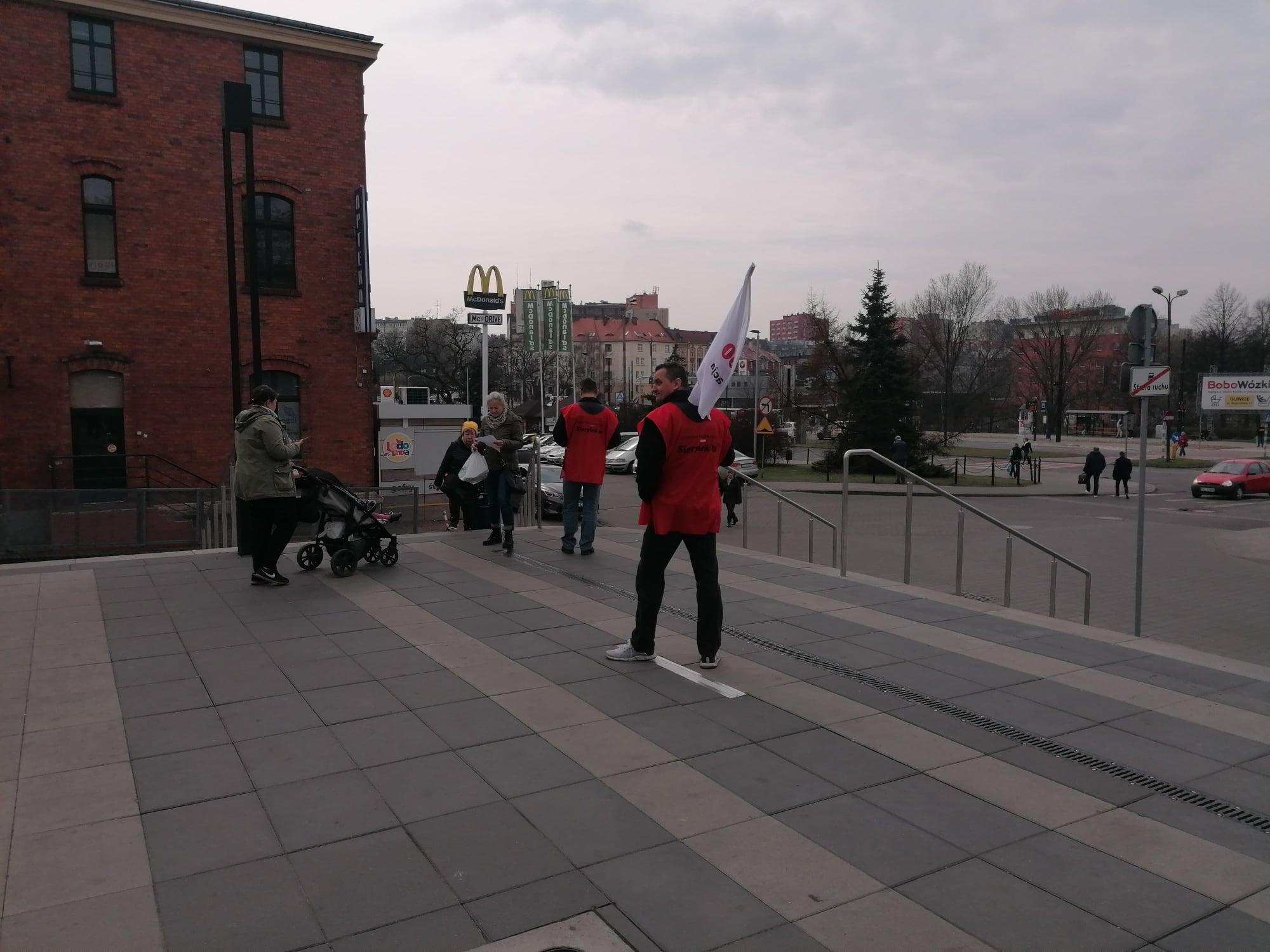 Protestowoli przed sklepem Auchan7