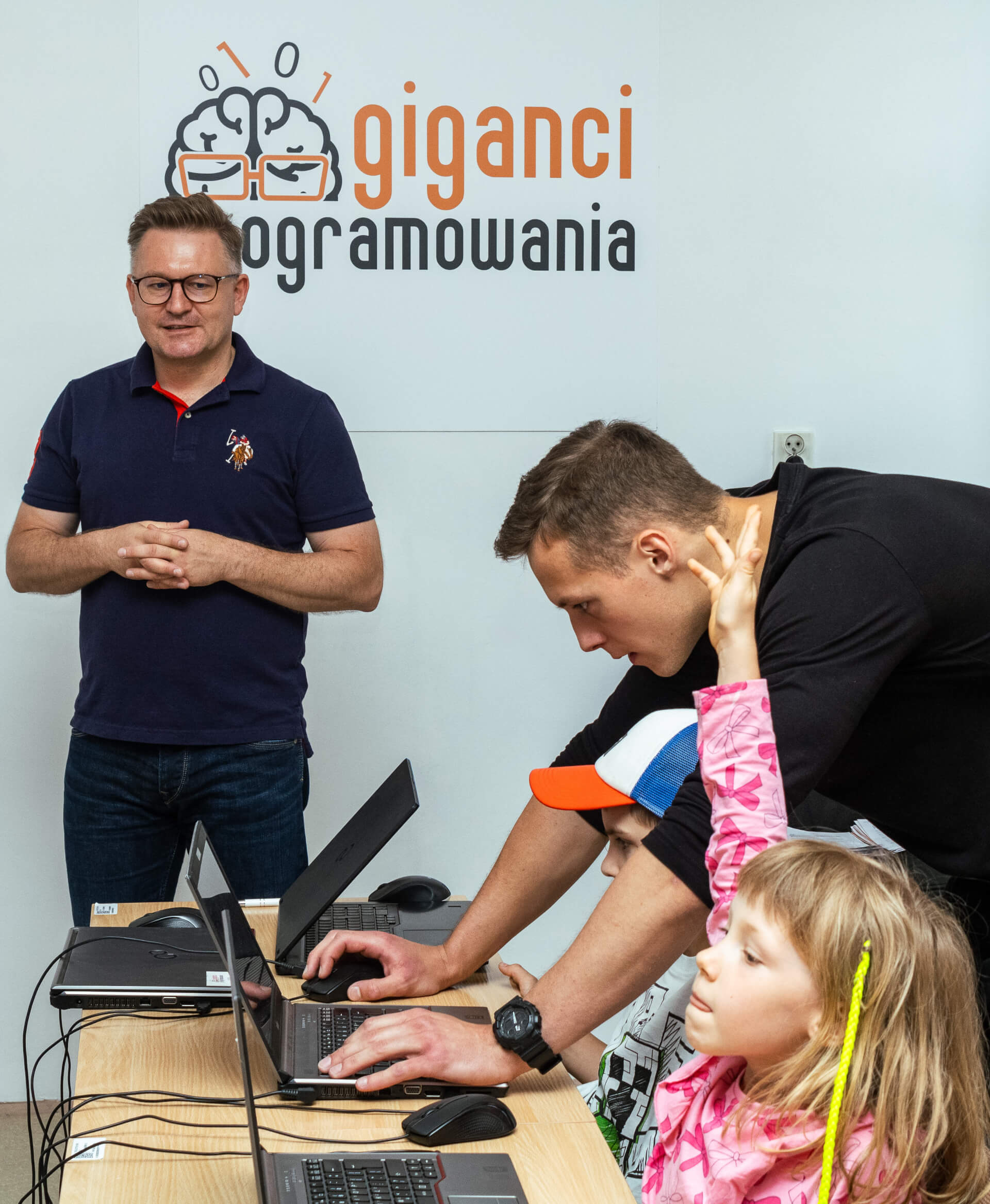 Cyber przygoda w świecie AI? Rozpoczyna się kolejna edycja akcji „Koduj z Gigantami”!