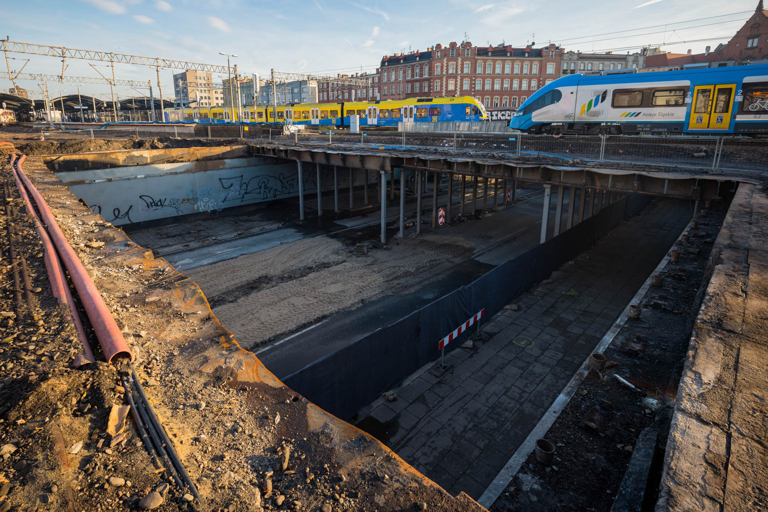 Część wiaduktu na ul. Mikołowskiej w Katowicach została już zdementowana