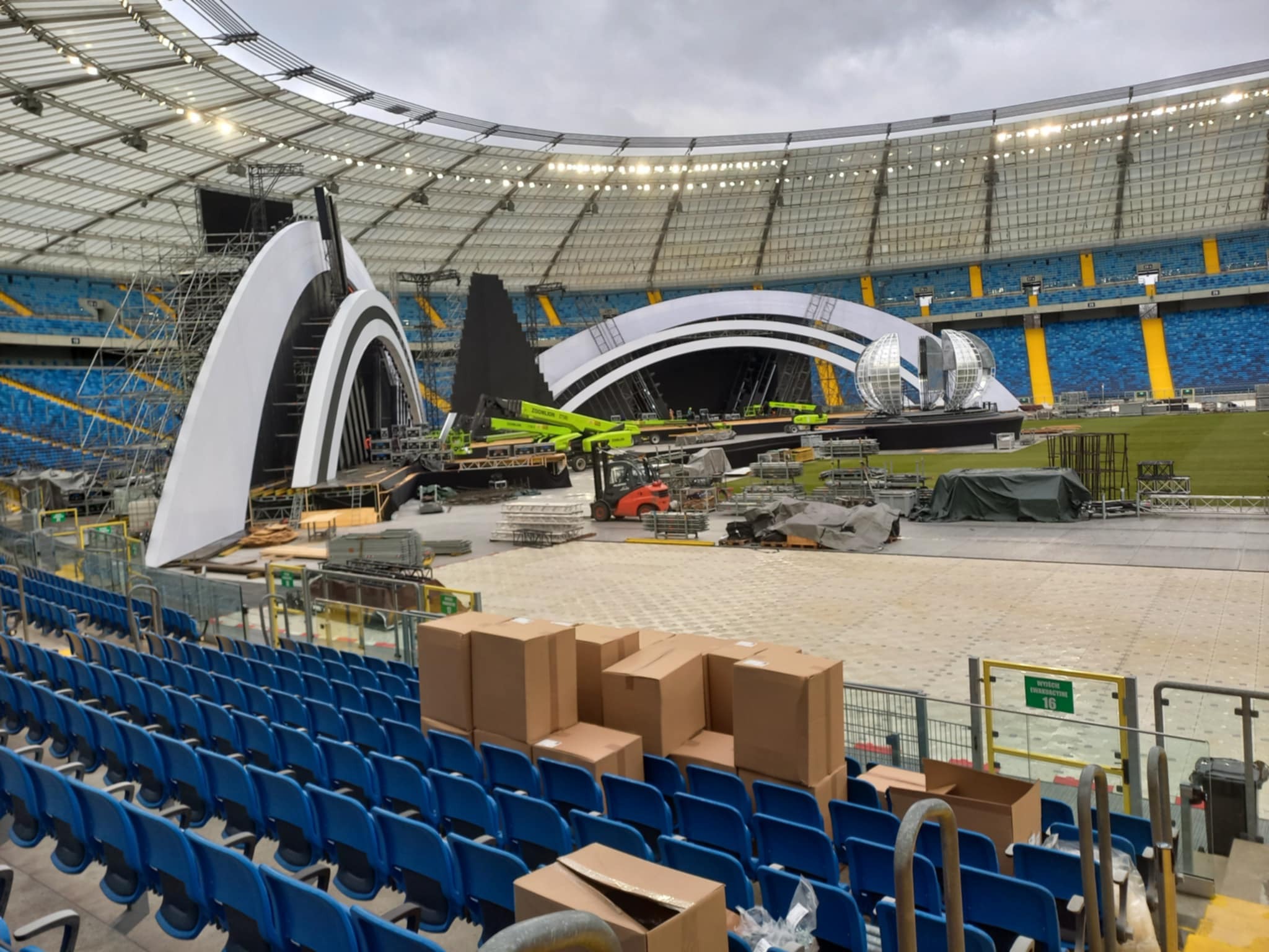 Budowa sceny Sylwester z Dwójką, Stadion Śląski, Chorzów