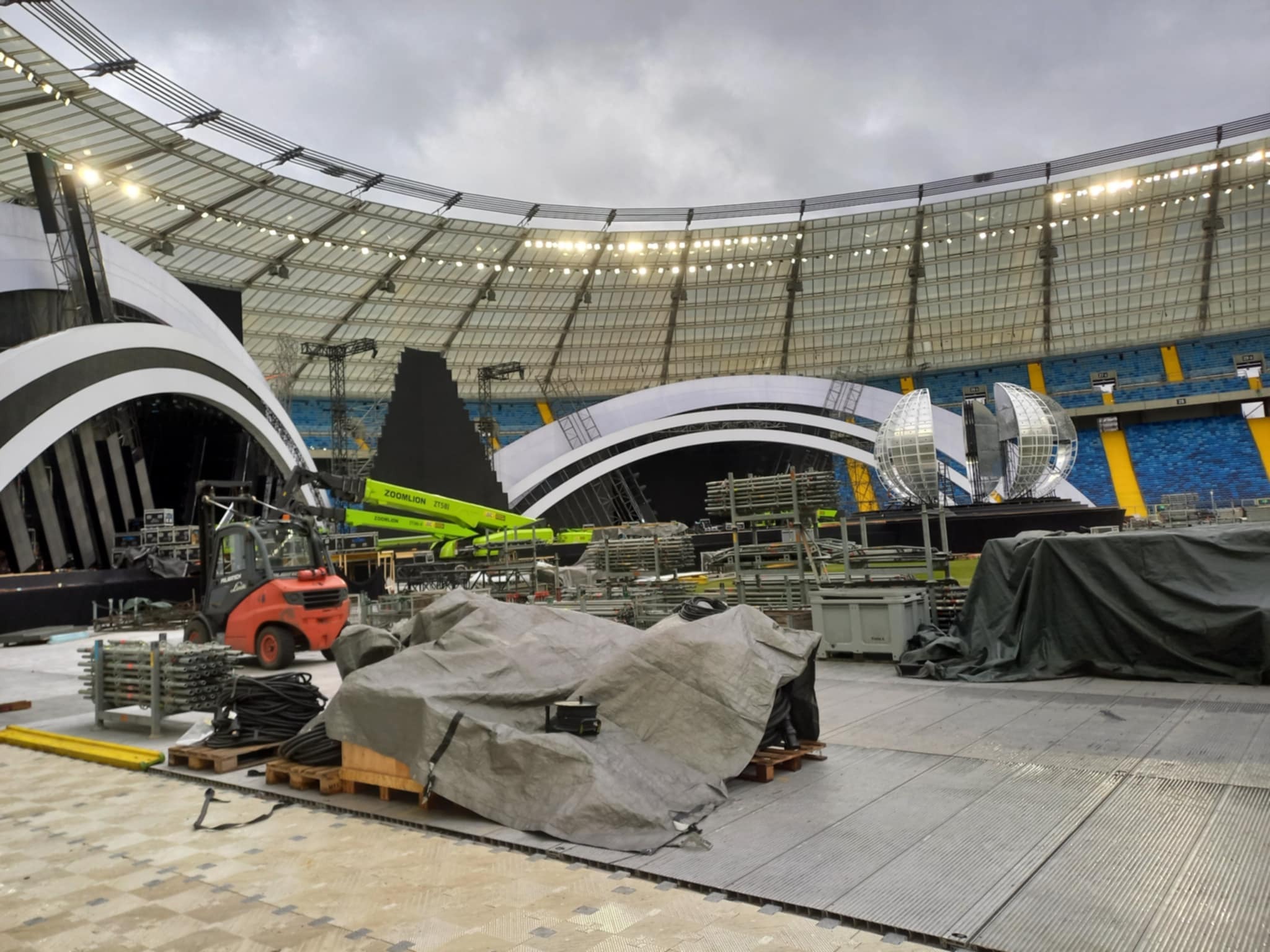 Budowa sceny Sylwester z Dwójką, Stadion Śląski, Chorzów