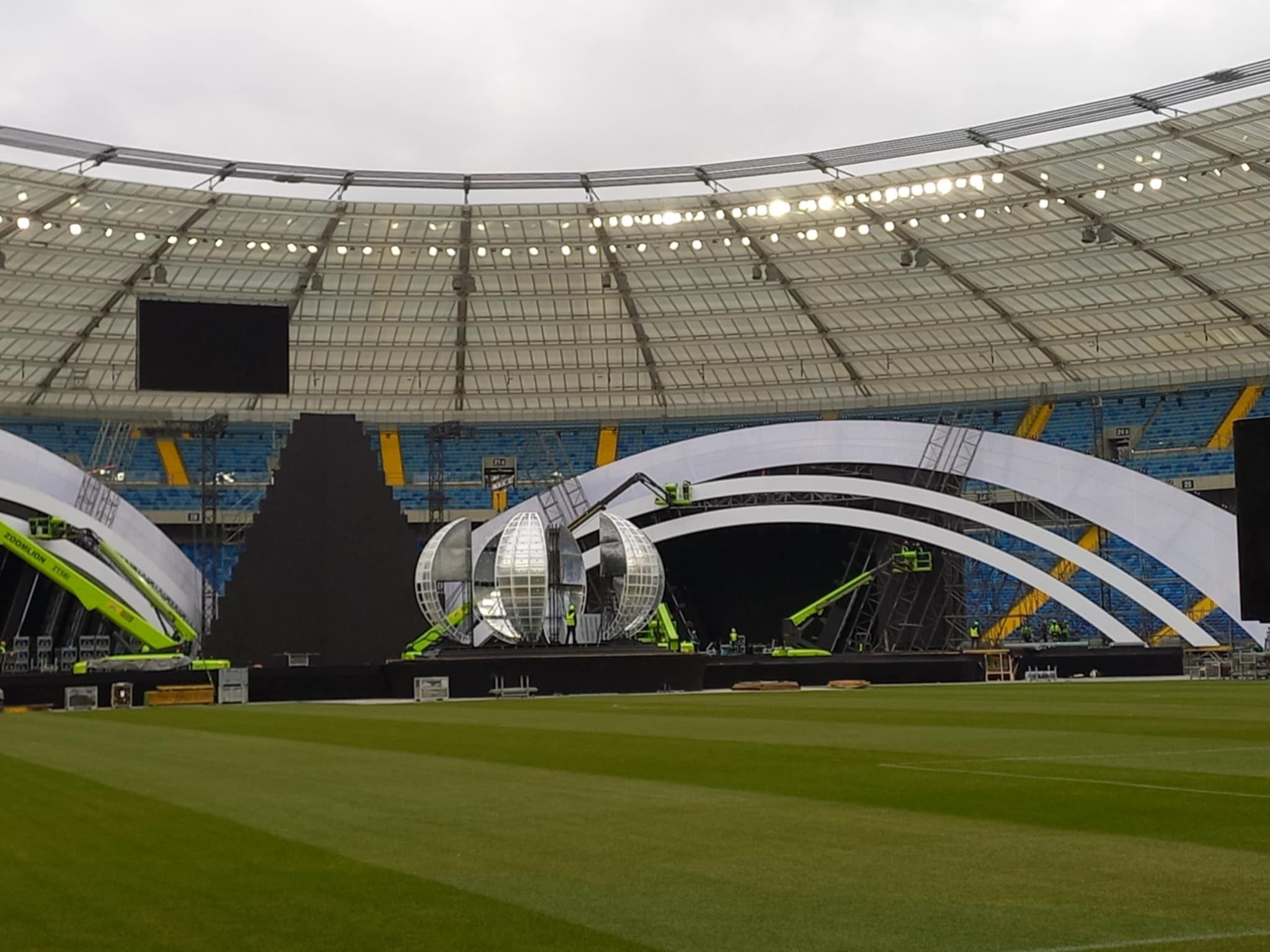 Budowa sceny Sylwester z Dwójką, Stadion Śląski, Chorzów