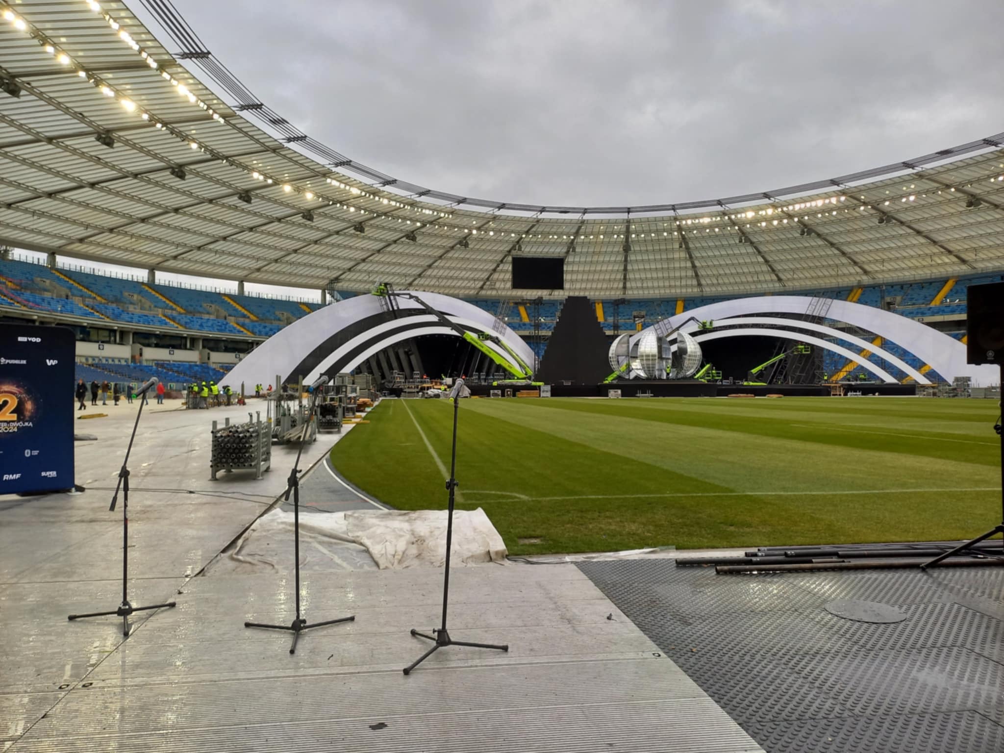 Budowa sceny Sylwester z Dwójką, Stadion Śląski, Chorzów