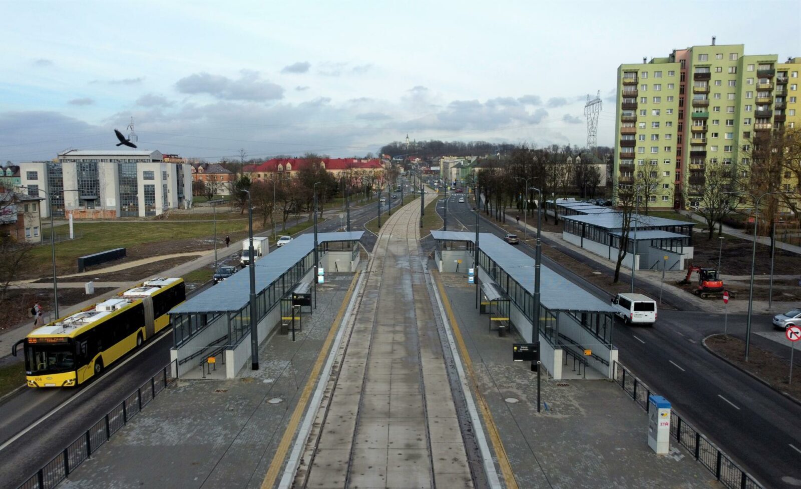 Dąbowa Górnicza. Fragment głównej arterii miasta po przebudowie, między centrum a Gołonogiem. Luty 2024 roku.