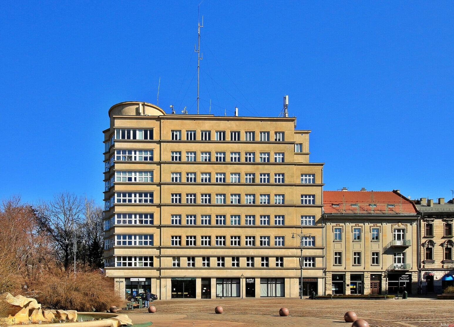 Bliźniaczy budynek stoi w Krakowie przy placu Szczepańskim