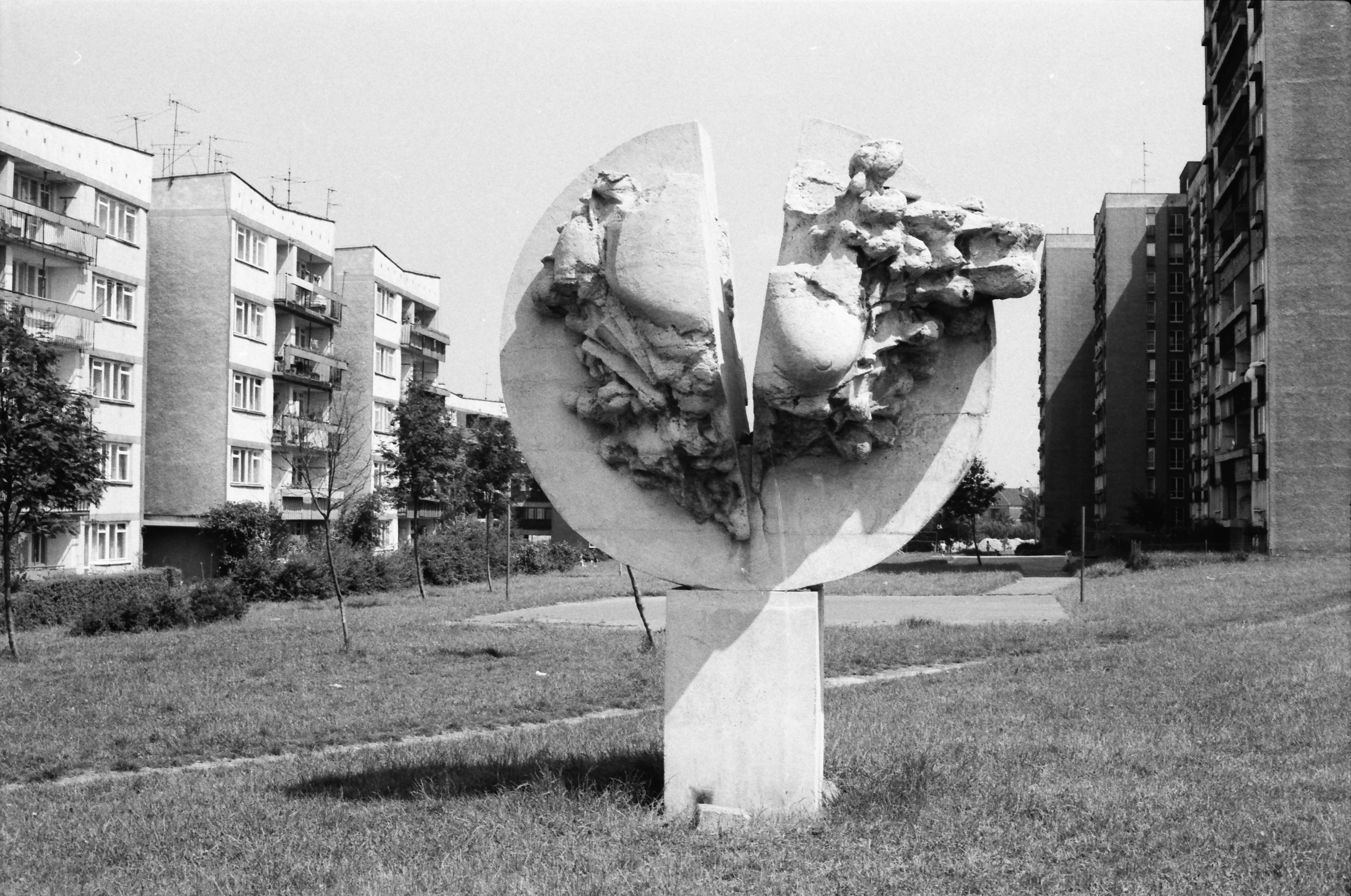 Jerzy Nowakowski - abstrakcyjna forma plenerowa, 1979, fot. Krzysztof Pilecki, zbiory Muzeum Miejskiego w Tychach