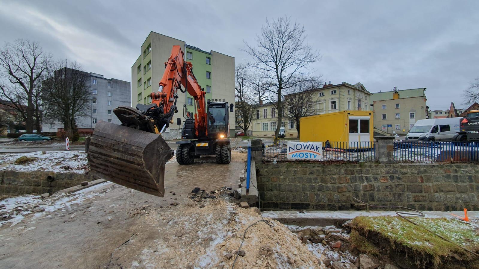 Lądek-Zdrój. Kładka nad Białą Lądecką w trakcie odbudowy przez firmę Nowak-Mosty z Dąbrowy Górniczej.