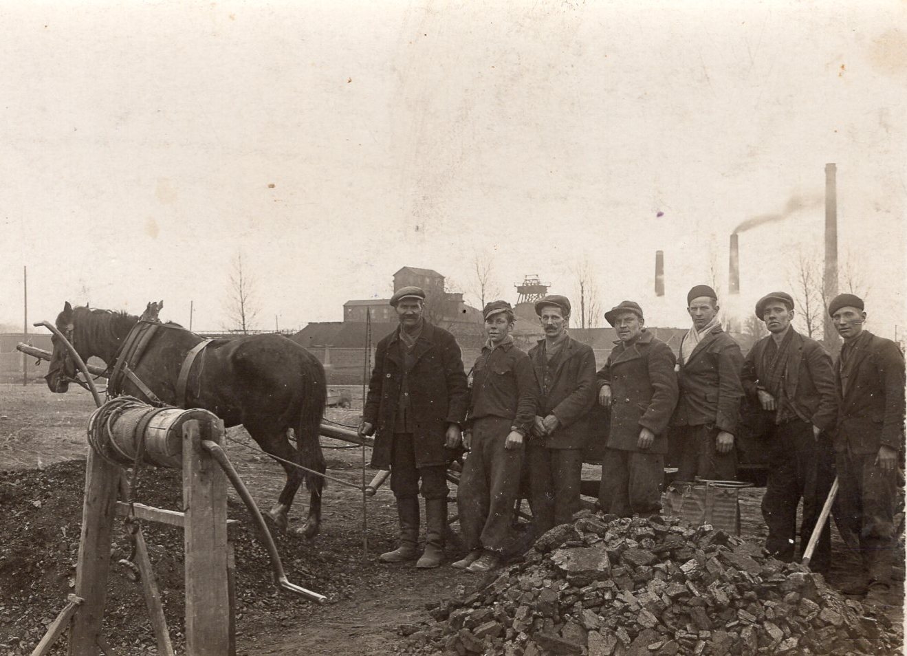 Niwka. Górnicy biedaszybu. Rok 1937.