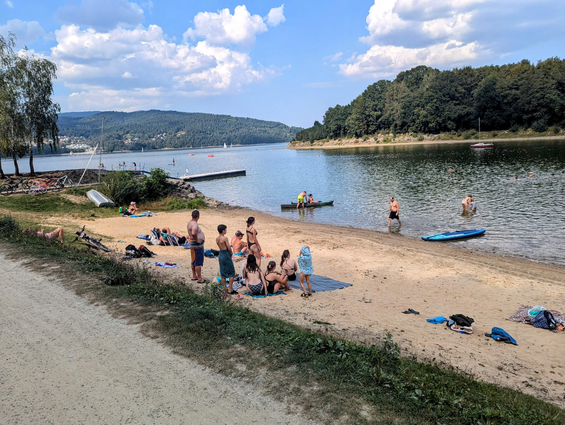 Na szlaku wzdłuż Jeziora Żywieckiego