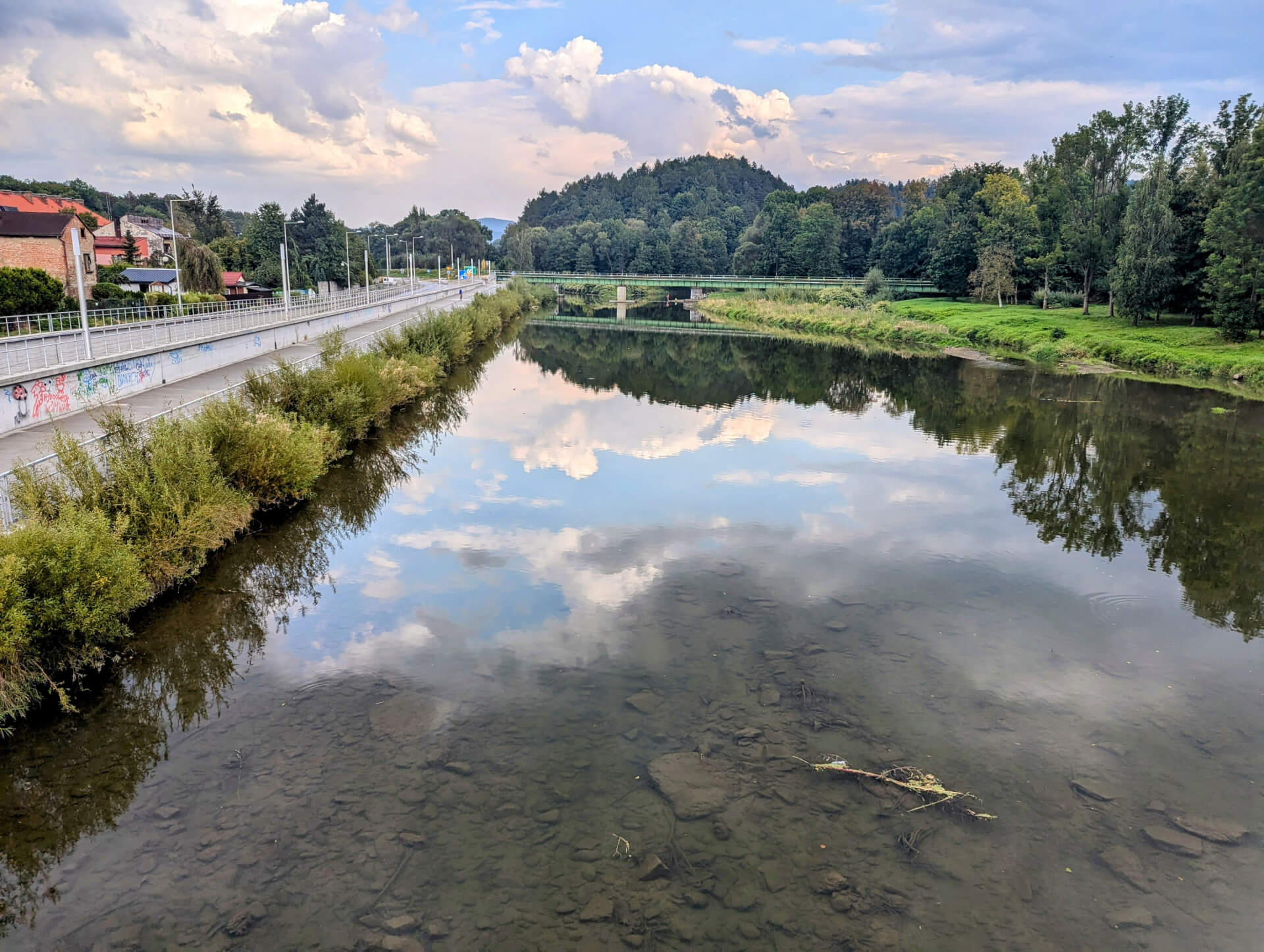 Na szlaku wzdłuż Jeziora Żywieckiego