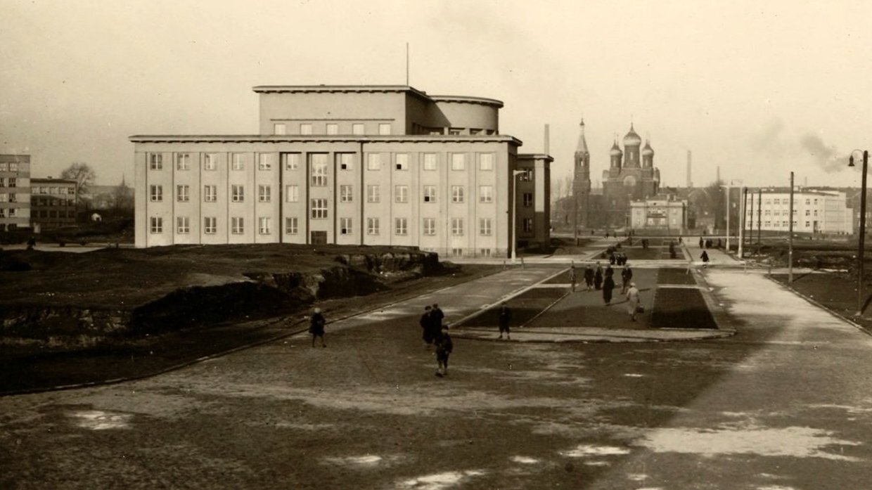 Sosnowiec. Magistrat i w tle cerkiew Św. Mikołaja Cudotwórcy