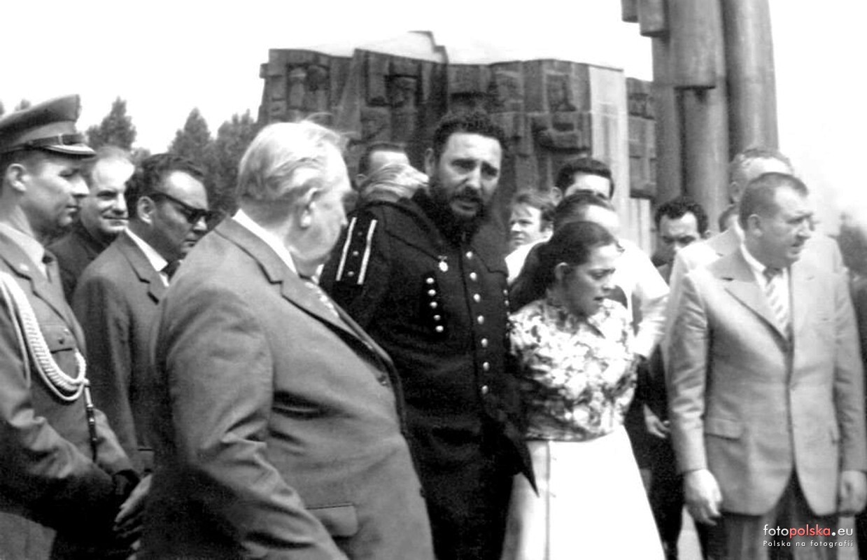 Sosnowiec. Pomnik Czynu Rewolucyjnego. Wizyta Fidela Castro. Z lewej Przewodniczący WRN w Katowicach Jerzy Ziętek, z prawej Sekretarz KW PZPR w Katowicach Zdzisław Grudzień. 7 lub 8 czerwca 1972.