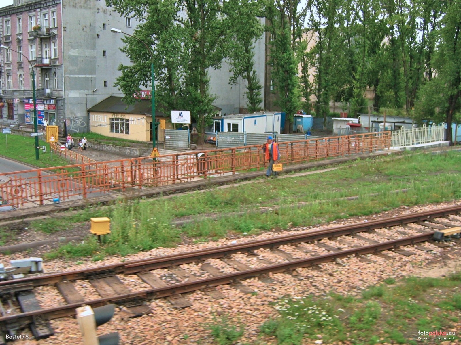 Sosnowiec. Wiadukt kolejowy nad ulicą Józefa Piłsudskiego – widok z poaciągu. 17 sierpnia 2005.