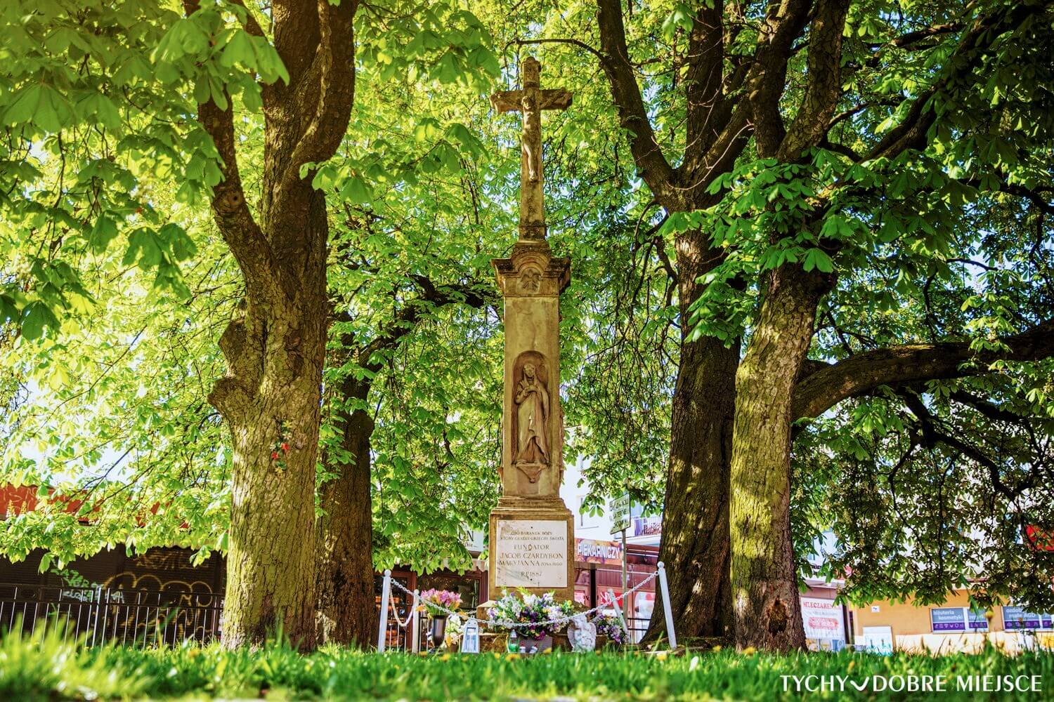 Kamienny krzyż przy ulicy Grota-Roweckiego w Tychach