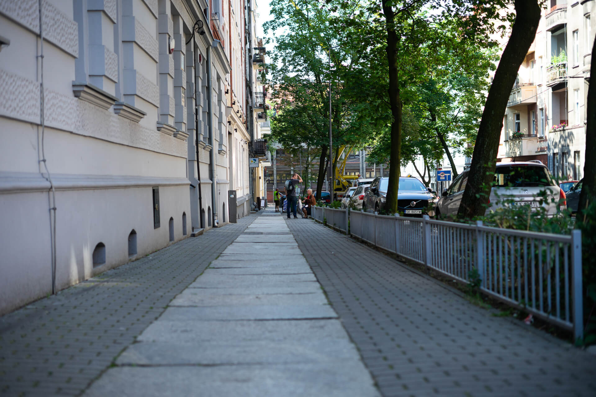 Chodnik wykonany z płyt charlottenburger platten