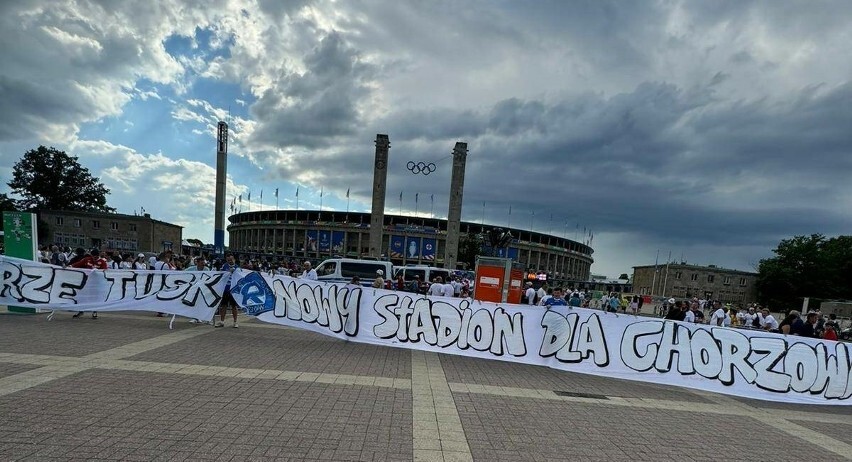 Kibice Ruchu Chorzów pojawili się finale Euro z ogromnym transparentem. Fot. Niebiescy.pl