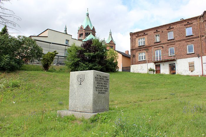 W sierpniu 1995 r. w miejscu, gdzie stała synagoga, odsłonięto pamiątkowy, granitowy obelisk. Fot. Powiat będziński