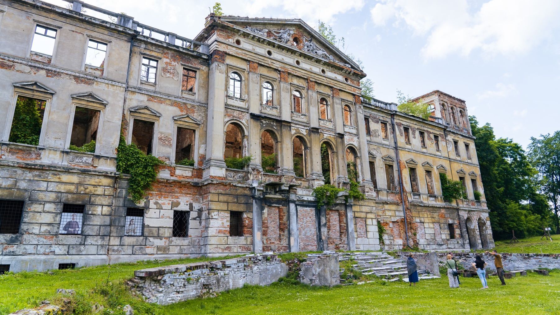 Ruiny pałacu w Sławikowie