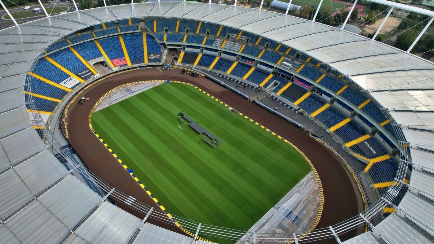 Ponad 5 tys. ton nawierzchni na lekkoatletycznej bieżni. Czarny sport wraca na Stadion Śląski w Chorzowie